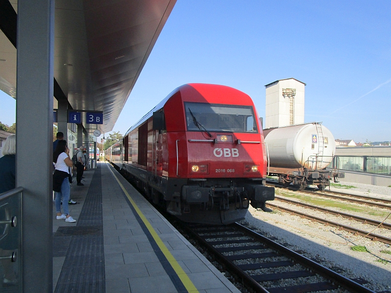 Cityshuttle-Regionalzug mit Diesellok der Reihe 2016 im Bahnhof Braunau