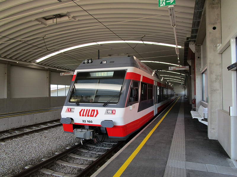 Gelenktriebwagen der LILO im Bahnhof Peuerbach