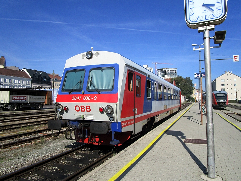 Dieseltriebwagen der Reihe 5047 im Bahnhof Linz Urfahr