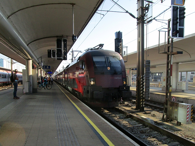 Einfahrt eines Railjets in den Hauptbahnhof Linz