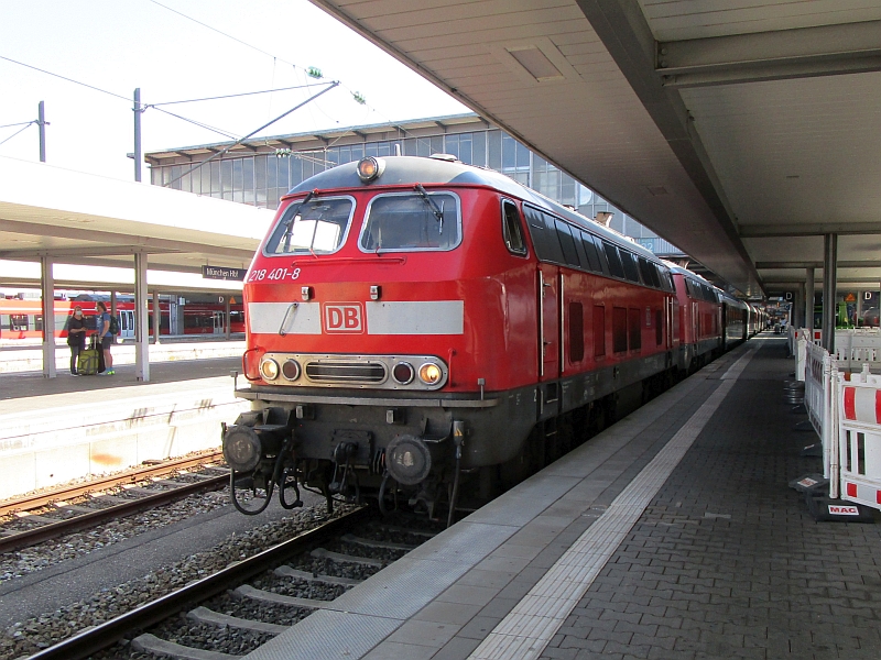 Dieselloks der Baureihe 218 vor dem Eurocity München-Zürich