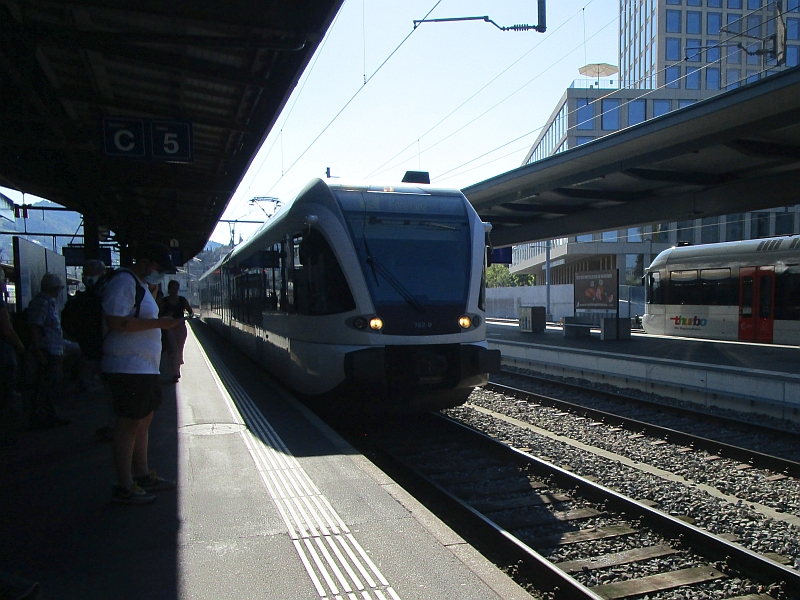 Einfahrt eines Gelenktriebwagens von Thurbo in den Bahnhof St. Gallen