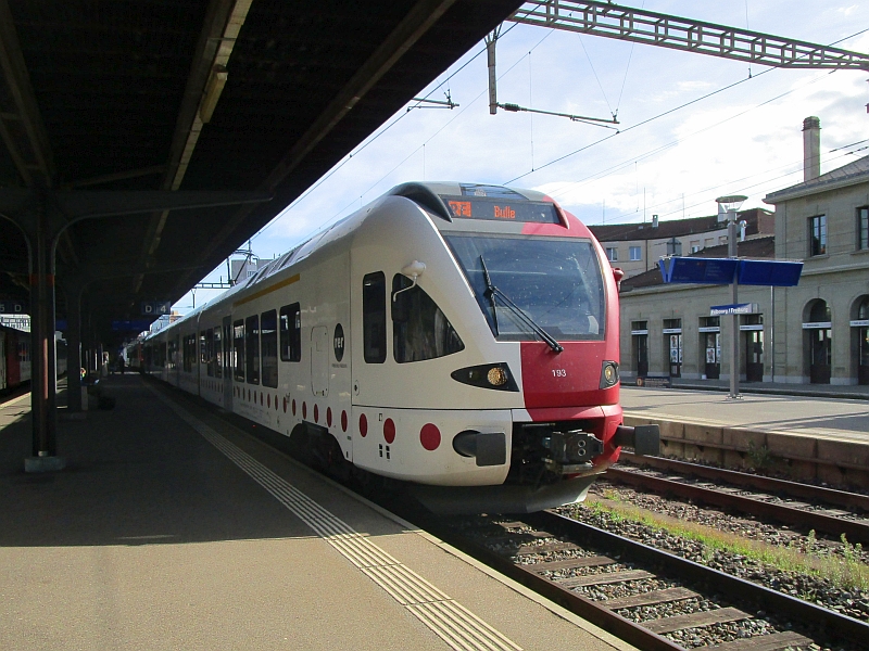 Flirt-Triebzug der tpf im Bahnhof Fribourg