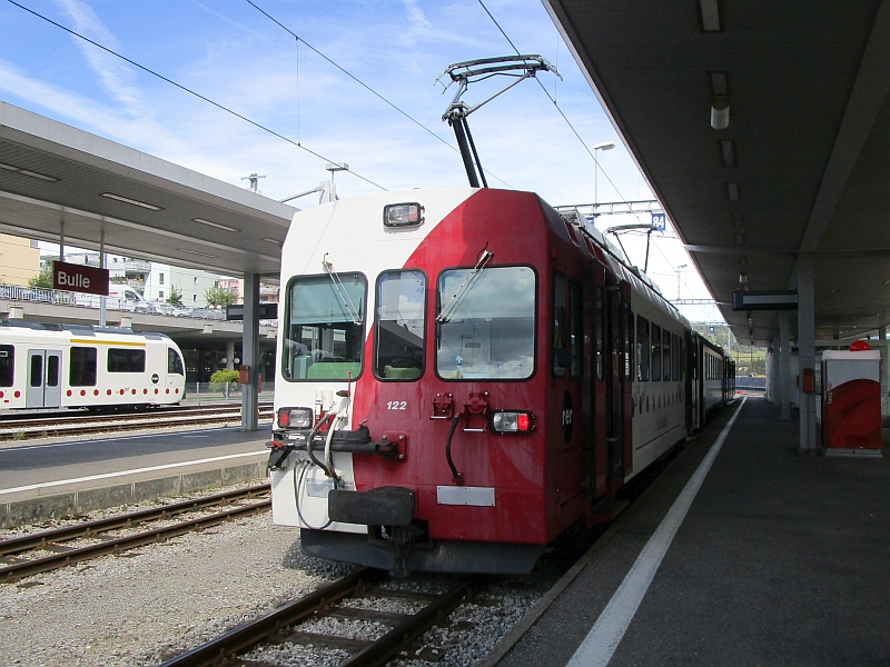 Meterspur-Triebwagen der tpf im Bahnhof Bulle