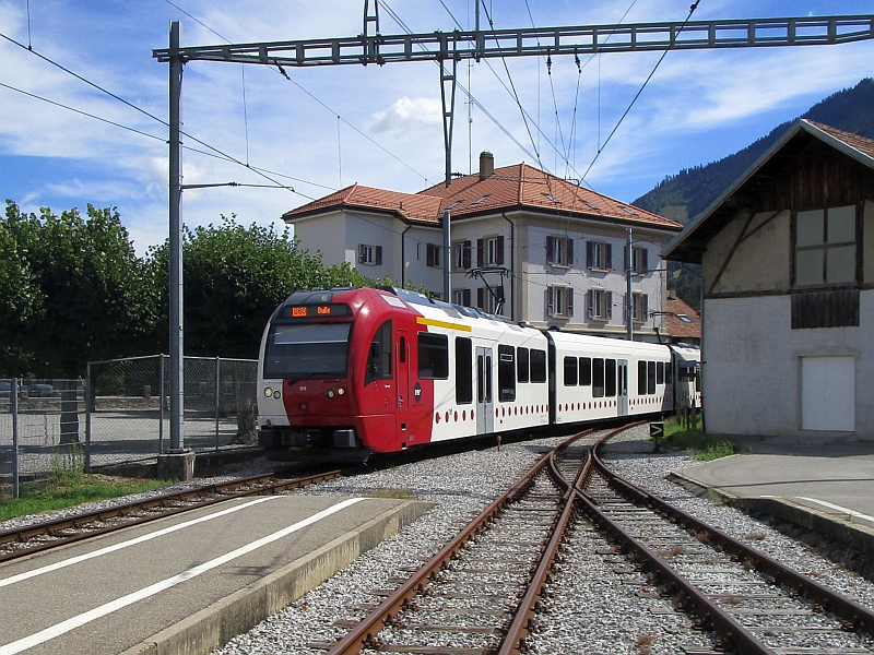 Einfahrt eines Stadler-Meterspurzugs der tpf in den Bahnhof Broc