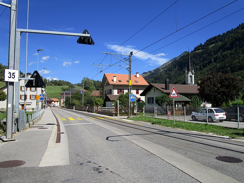 Gleis in Straßenlage durch den Ort Montbovon
