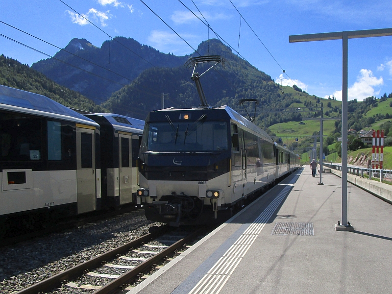 Einfahrt eines Zugs der MOB in den Bahnhof Montbovon