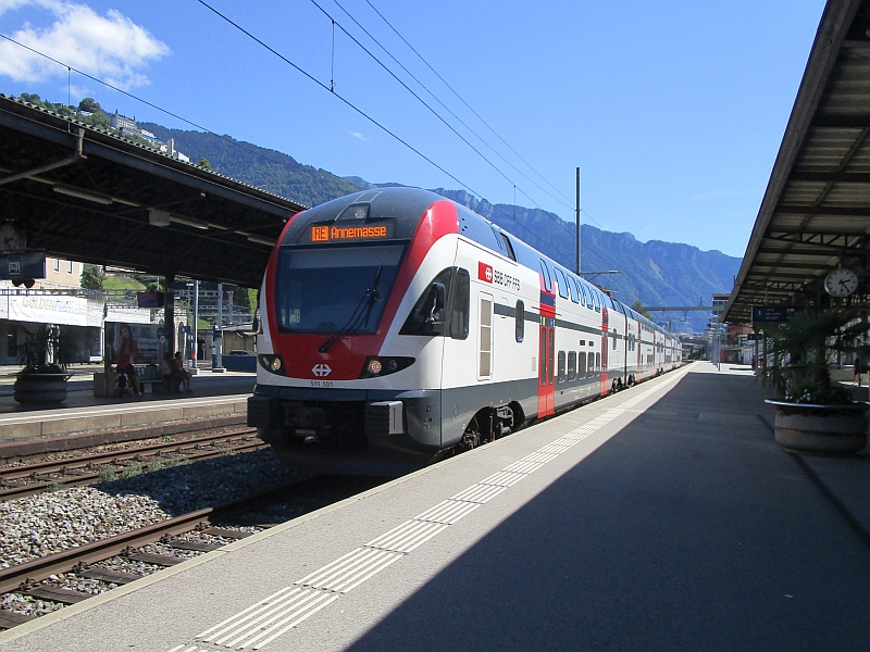 Einfahrt eines RegioDosto-Triebzugs der SBB in den Bahnhof Montreux