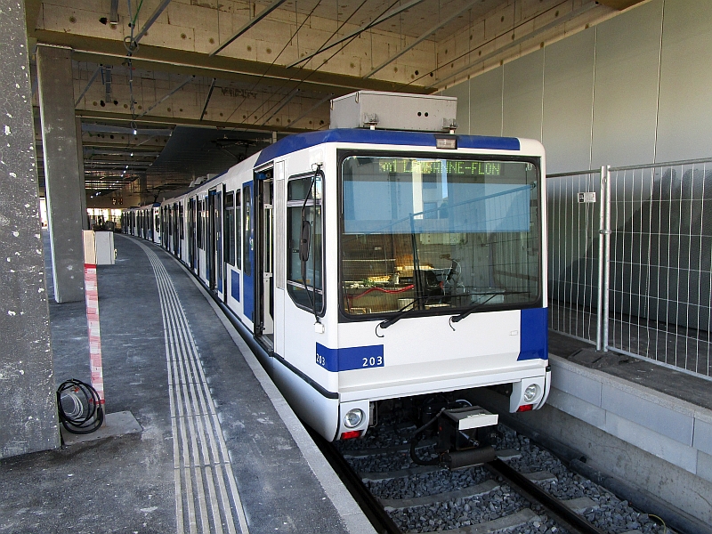 Zug der M1 im Bahnhof Renens