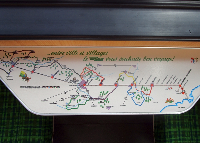 Streckenkarte der LEB auf einem Tisch im Zug