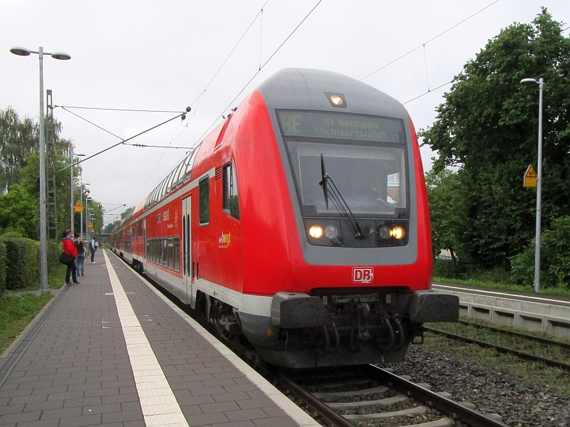 Einfahrt eines Zugs der Schwarzwaldbahn in Allensbach