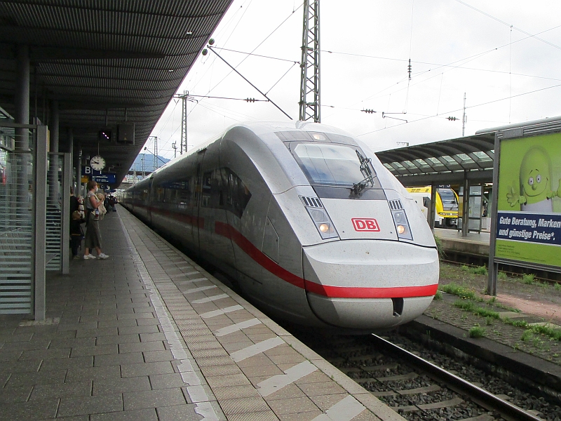 Einfahrt eines ICE 4-Zugs in den Hauptbahnhof Freiburg