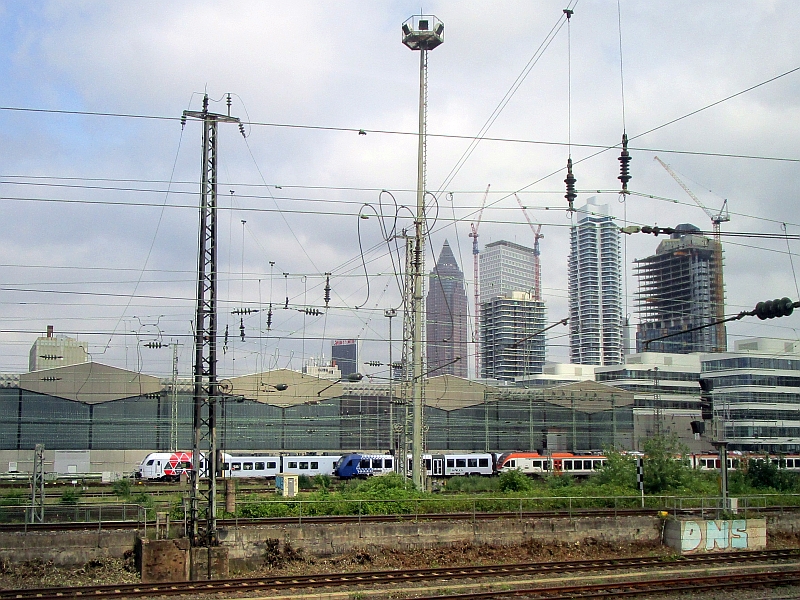 Einfahrt in den Hauptbahnhof Frankfurt