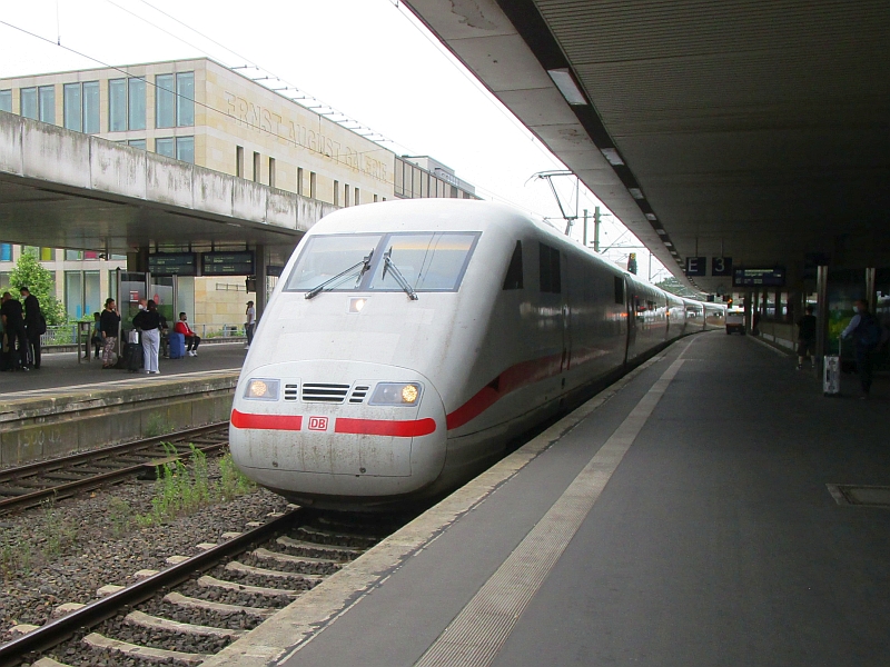 Einfahrt eines ICE 1-Zugs in den Hauptbahnhof Hannover