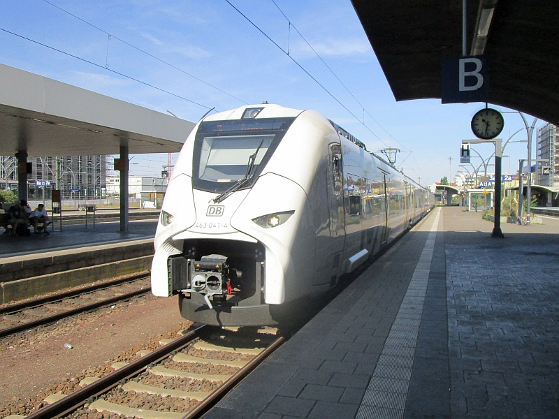Einfahrt eines Mireo-Triebzugs in den Hauptbahnhof Heidelberg