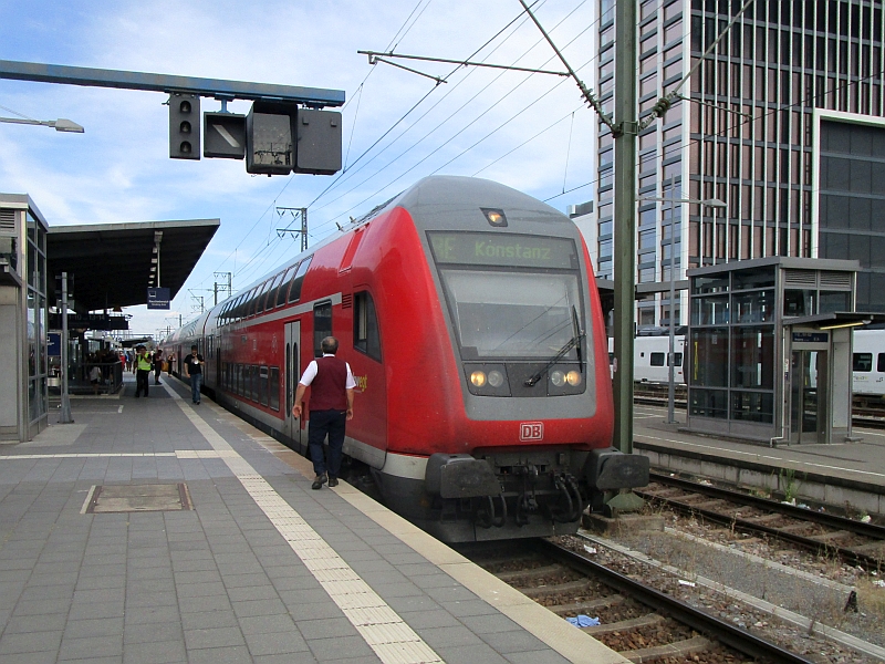Zug der Schwarzwaldbahn im Hauptbahnhof Karlsruhe