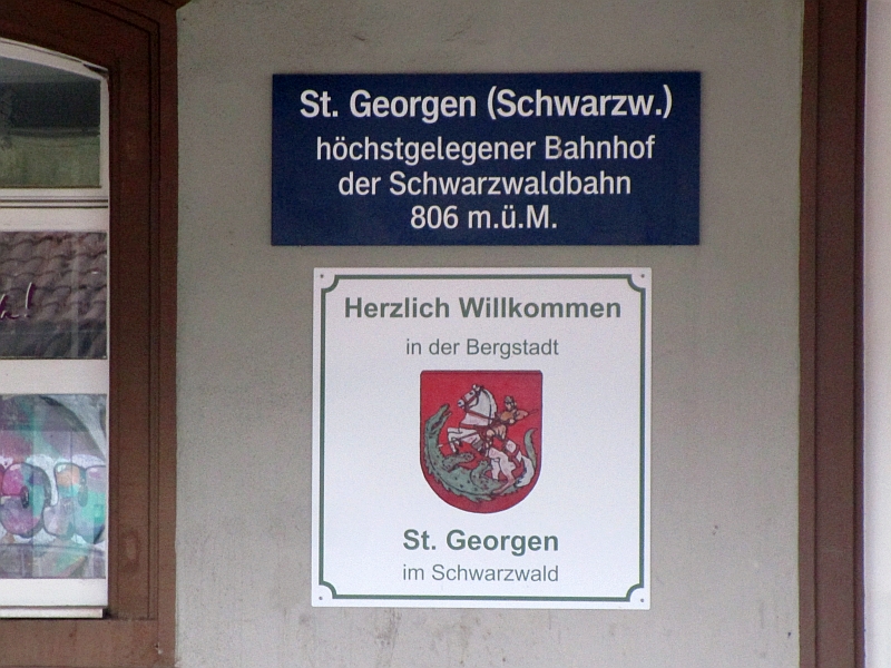 Hinweistafel zum höchstgelegenen Bahnhof der Schwarzwaldbahn