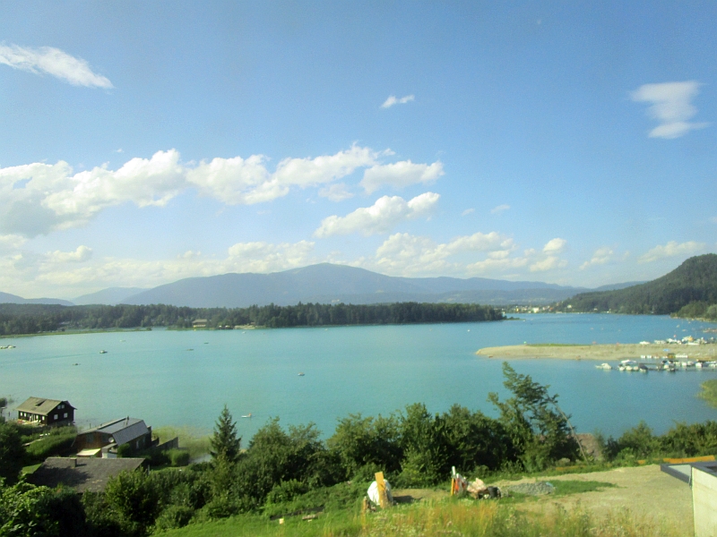 Blick vom Zug auf den Faaker See