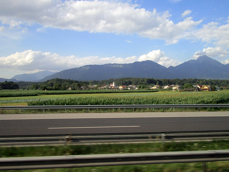 Fahrt auf der Autobahn durch die Ebene der Oberkrain