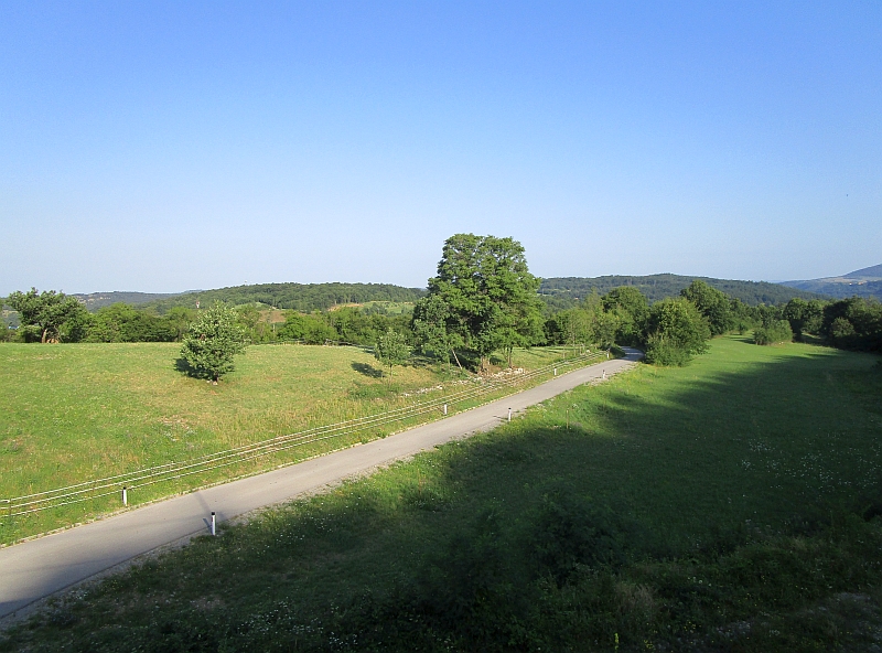 Fahrt durch das Brikini-Hügelland