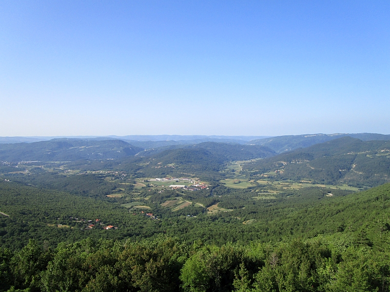 Blick aus dem Zugfenster im slowenisch-kroatischen Grenzgebiet