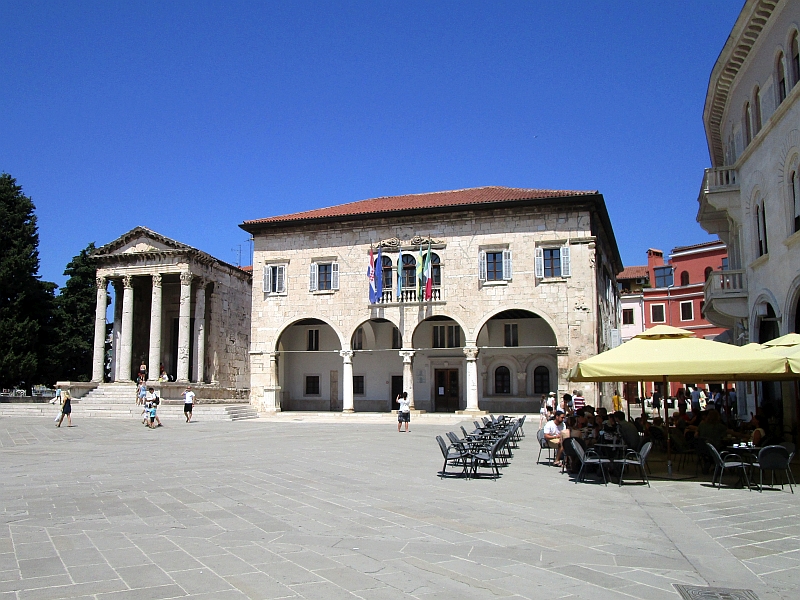 Augustustempel (links) und Rathaus Pula