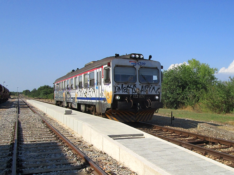 Kroatischer Dieseltriebzug der Baureihe 7122 in Vodnjan