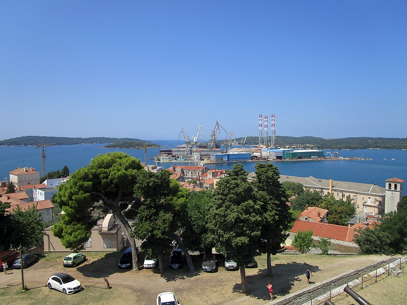 Blick von der Festung Kaštel auf die Insel Uljanik