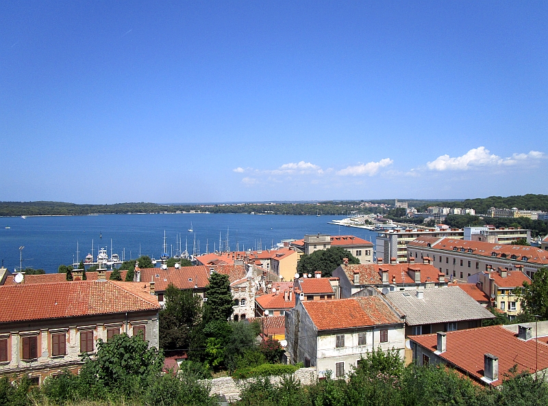 Ausblick über die Bucht zum Bahnhof von Pula