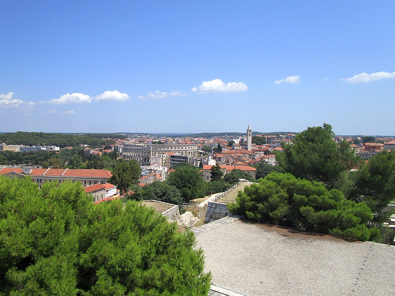 Altstadt mit dem Amphitheater Pula