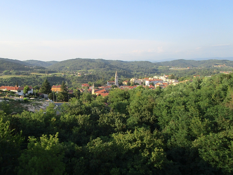 Kleinstadt Pazin vor dem Zugfenster