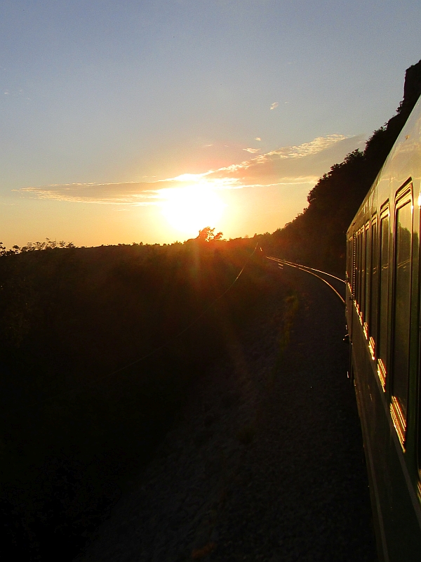 Sonnenuntergang vor dem offenen Zugfenster