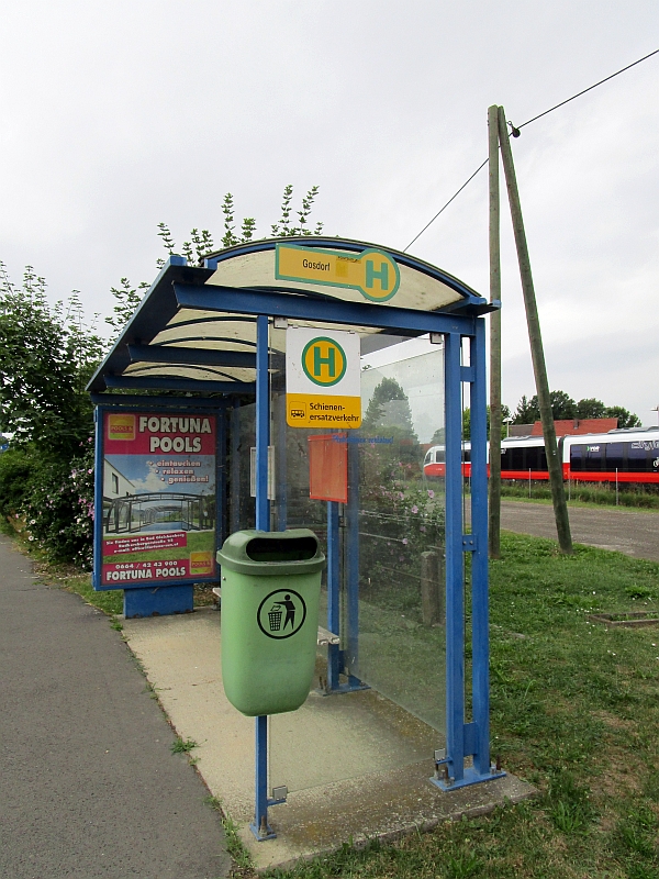 Haltestelle des Schienenersatzverkehrs in Gosdorf