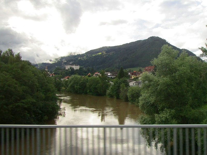 Blick zu Schloss Obermurau bei der Fahrt über die Mur