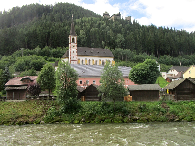 Pfarrkirche Ramingstein, oben Burg Finstergrün