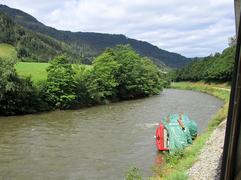 Entgleister Triebzug der Murtalbahn