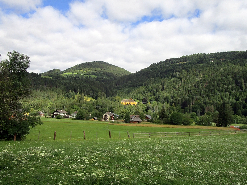 Blick vom Zug auf Schloss Goppelsbach