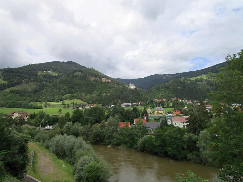 Blick von Unzmarkt zur Kirche Frauenburg, darüber die gleichnamige Burgruine