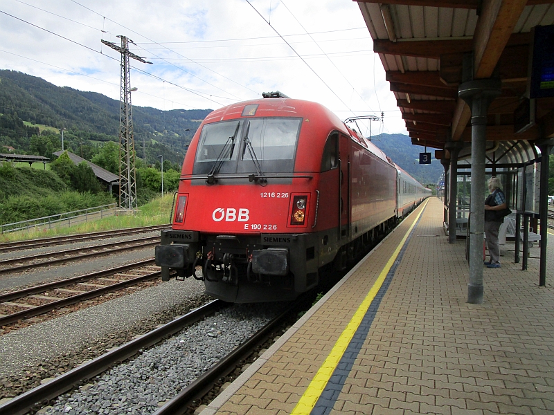 Einfahrt eines Intercity in den Bahnhof Unzmarkt