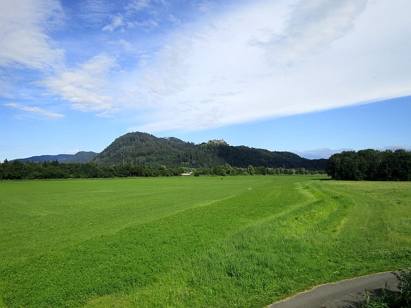 Blick auf Burg Landskron auf einem Plateau der Ossiacher Tauern