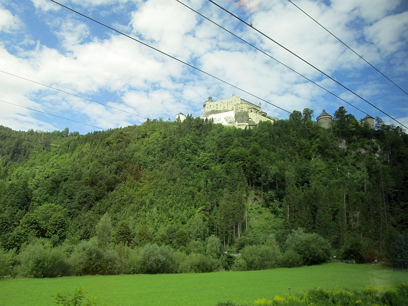 Blick vom Zug auf Festung Hohenwerfen