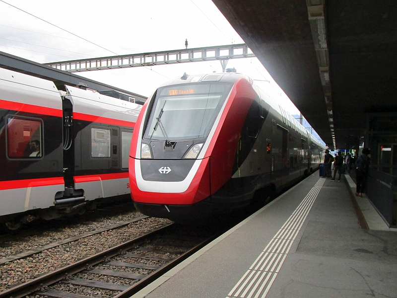 Einfahrt eins FV-Dostos der SBB in den Bahnhof Buchs