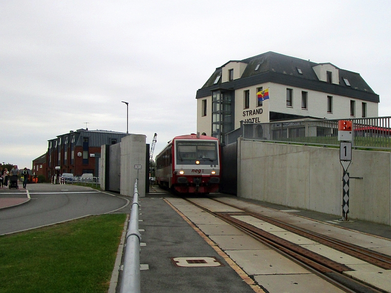 Fahrt eines Triebzugs der neg durch den Deichdurchlass in Dagebüll