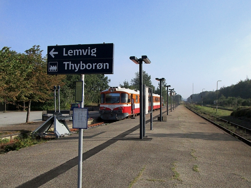 Wegweiser zur Lemvigbahn im Bahnhof Vemb