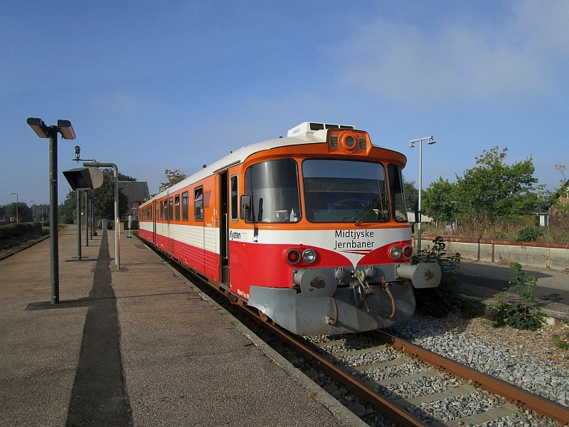 Lynette-Triebwagen im Bahnhof Vemb