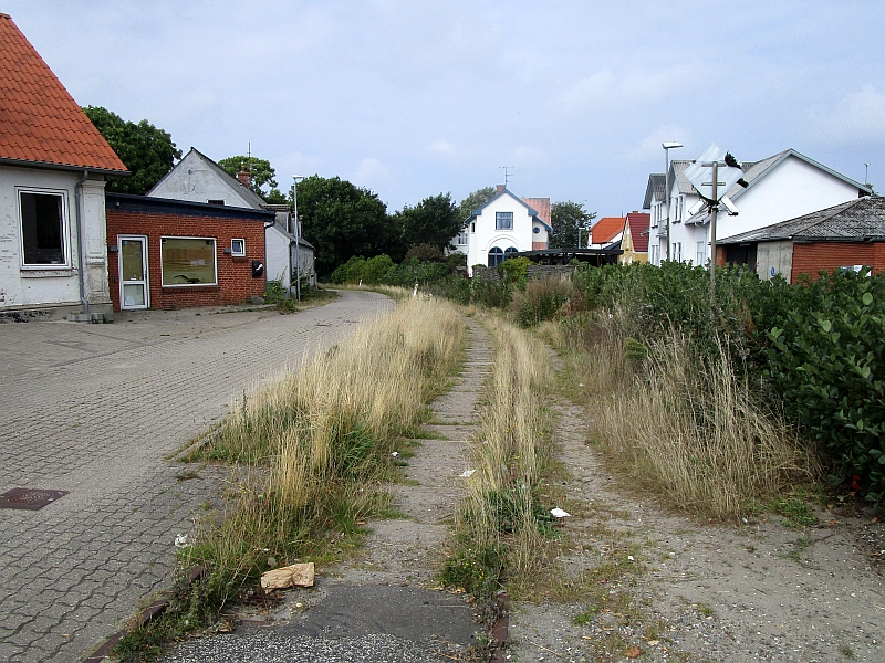 Verlauf der Strecke durch eine Siedlung am Bahnhof Lemvig