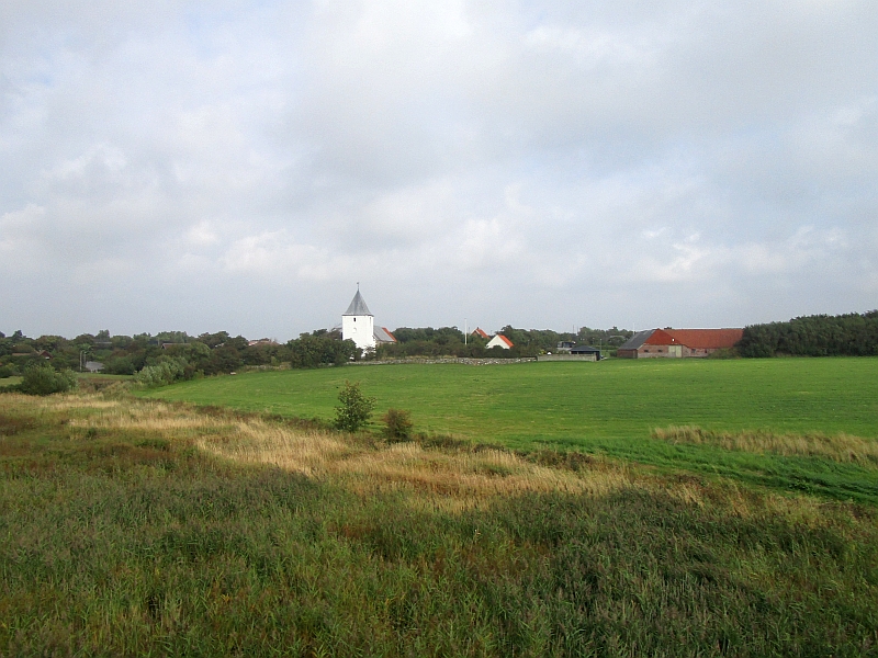 Blick vom Zug auf den Kirchturm von Hove
