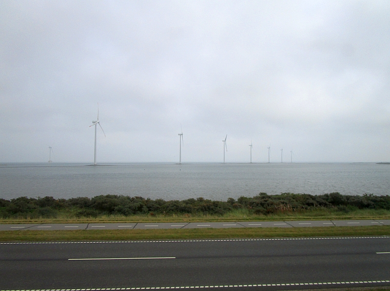 Windräder im Limfjord vor dem Zugfenster