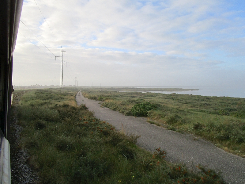 Fahrt auf dem Damm durch den Limfjord