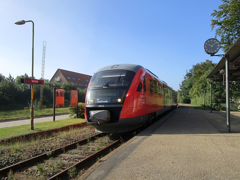 Einfahrt eines Desiro-Triebzugs von Midttrafik in Vemb